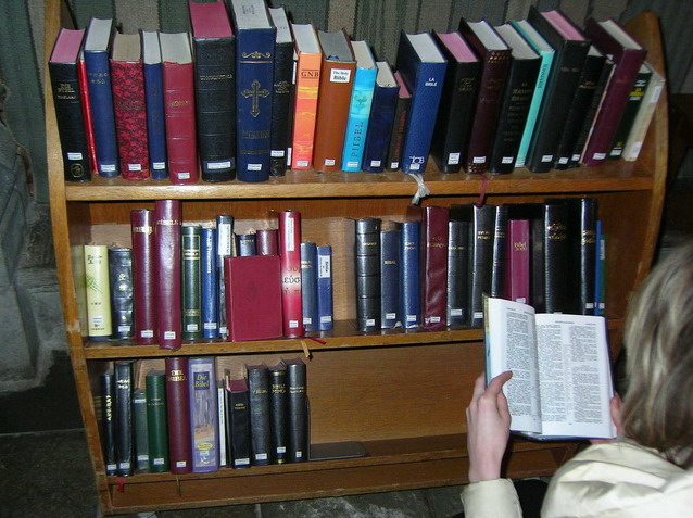 Библии на разных яхыках мира в кафедральном соборе города Упсала, Швеция.
